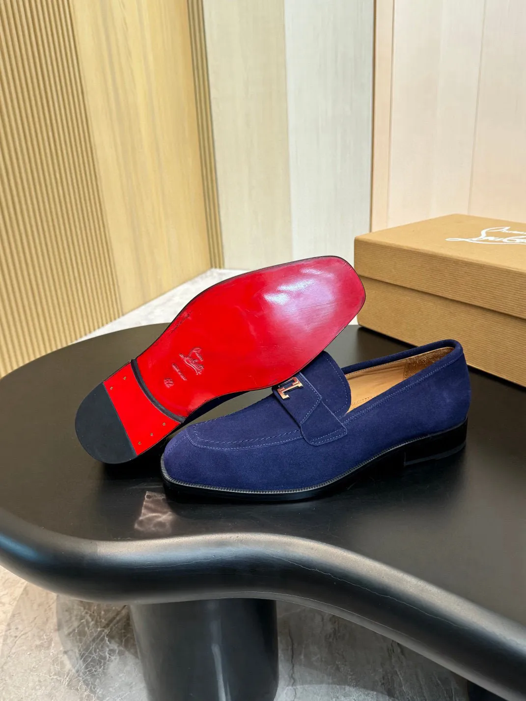 💰960 Christia*.Loubouti*🆑High-end men’s business formal leather shoes｜Classic red-soled shoes｜Original imported first-layer cowhide｜Iconic rivet decoration｜Water-dyed cowhide lining｜Italian imported red cowhide outsole｜High-end luxury｜Perfect interpretation of fashion, sunshine, style, suitable for various occasions Size: 39-44 (customized at 38.45.46)✅